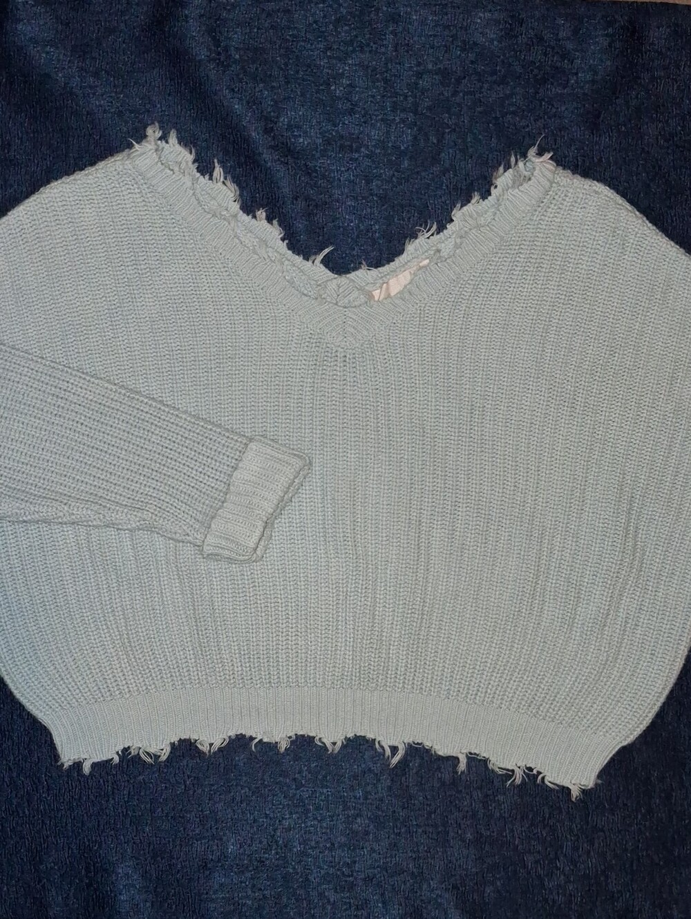 Jessica Simpson Frayed V-Neck Cropped Sweater - Light Blue